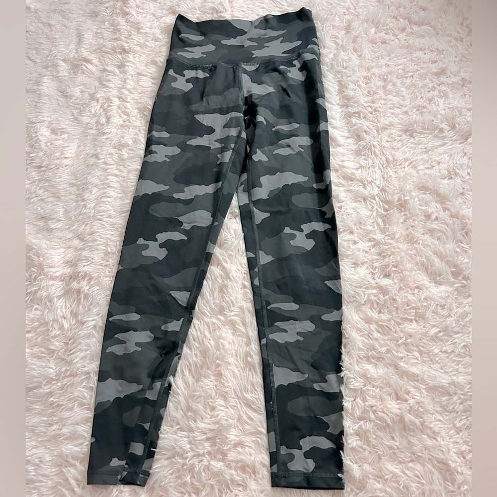 Women’s camo Aerie leggings